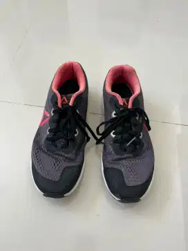 Sepatu running branded Reebok
