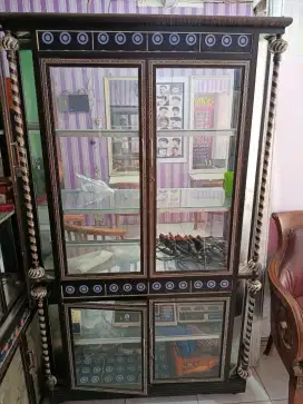Lemari etalase istimewa