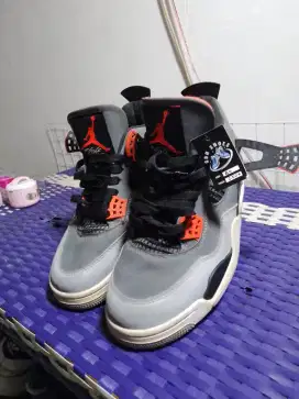 NIKE AIR JORDAN 4 RETRO