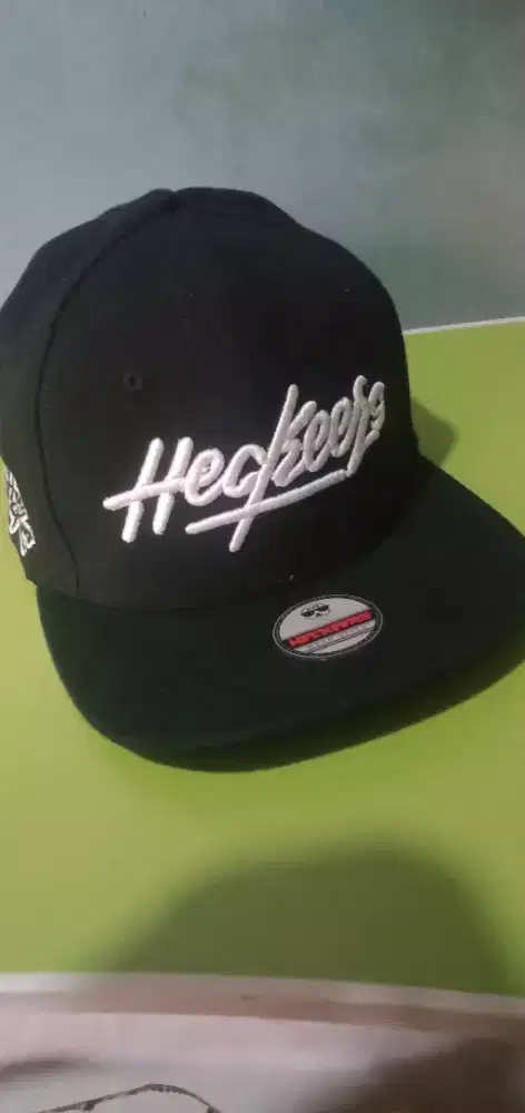 Topi snapback dan tracker