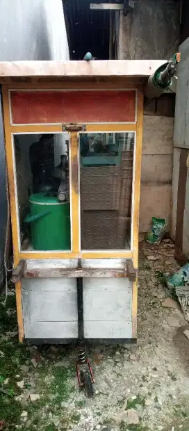 Gerobak bekas nasi uduk