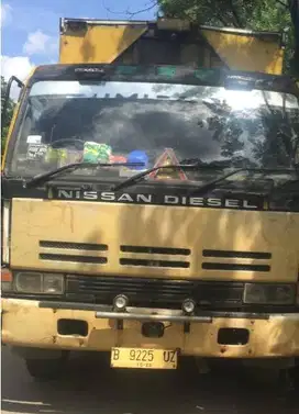 Truk Nissan bestel Wing box Tronton
