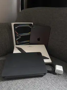 IPAD PRO M4 11’ 256 GB & MAGIC KEYBOARD BLACK