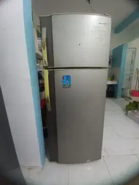 Lemari Es Sharp 2 pintu tipe SJ-F230G-ZS