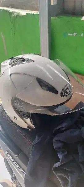Helm KYT bekas pemakaian