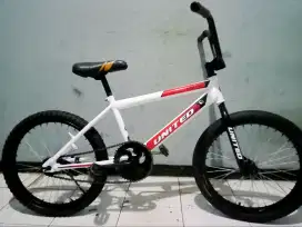 Dijual sepeda BMX UNITED masih bagus rem sudah torpedo ban masih tebal
