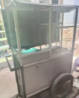 Roda grobak bekas dimsum