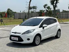 Ford fiesta 1.4trend at 2013 Putih Angs ringan 2.4jt/bln