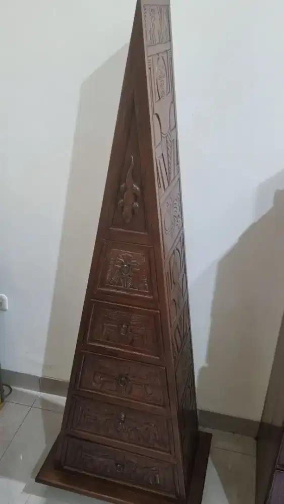 lemari bentuj pyramid