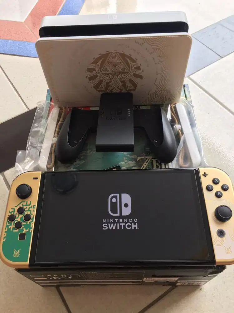 Nintendo Switch OLED - Zelda: Tears of The Kingdom Edition + Pouch