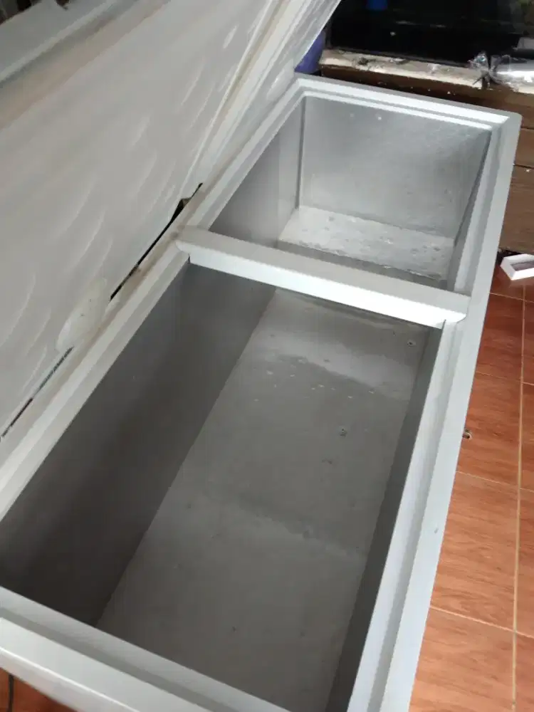 Freezer Box Besar Pintu Dua