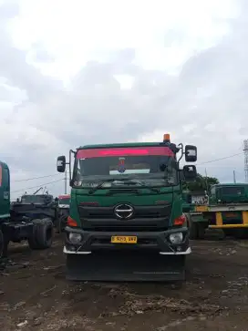 Hino 500 FG 235 TI tracktor head trailer