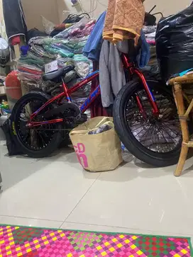 Di jual baju 25ribu ada 2000pcs ambil semua