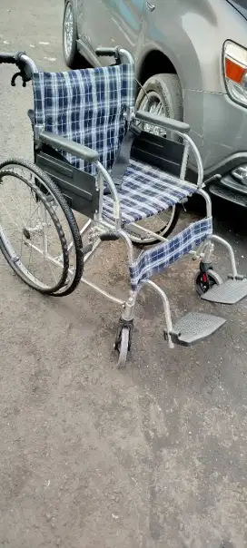 Kursi roda alat bantu jln
