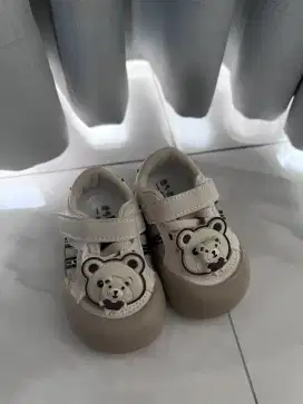 Sepatu bayi beruang