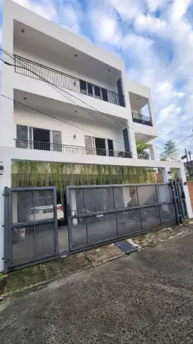 Rumah Modern 3 Lantai di Hook Strategis dekat LRT