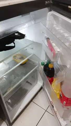 Kulkas sharp bekas, masih bagus no minus