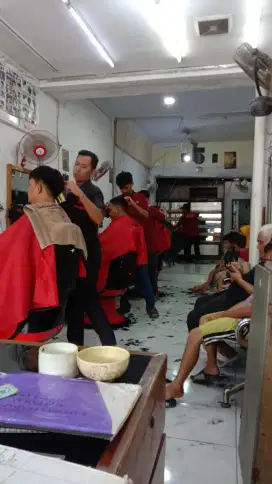 Di butuhkan tenaga cukur rambut laki laki