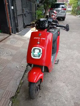 Motor Scooter Listrik Selis