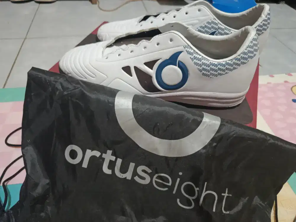 Sepatu Futsal Warna Putih