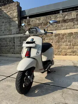 Vespa Sprint iGet 150 ABS White Carbon Edition