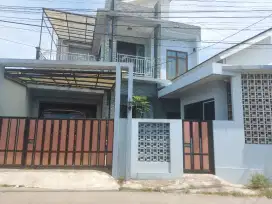 DIJUAL RUMAH 2 LANTAI PINGGIR JALAN