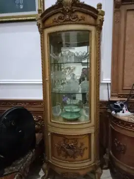 Lemari ,sopa ,tempat tidur