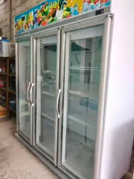 Showcase 3 pintu