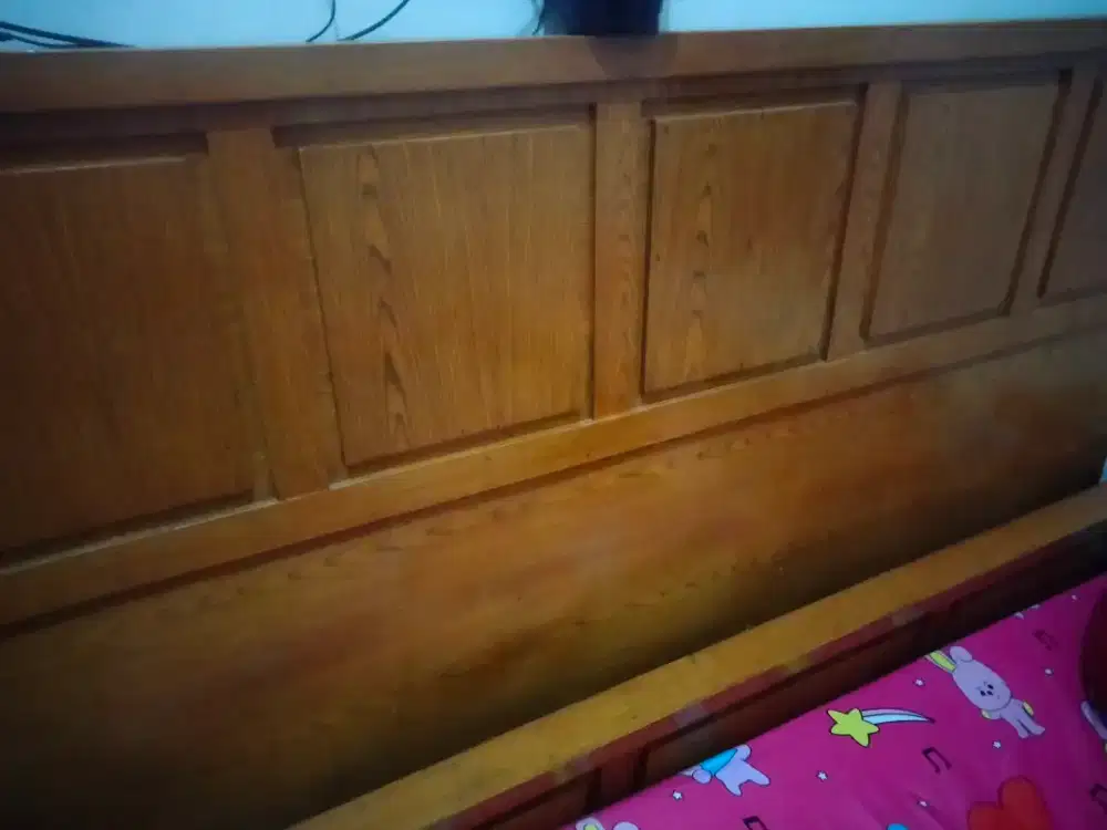 Tempat tidur kayu