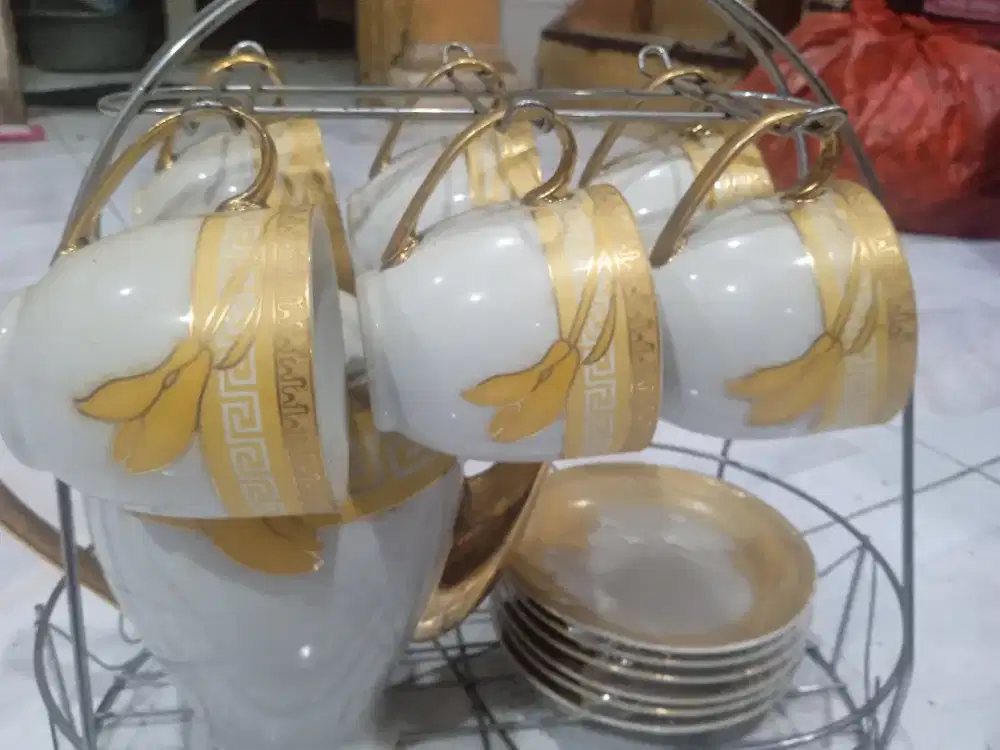 Di jual satu set gelas