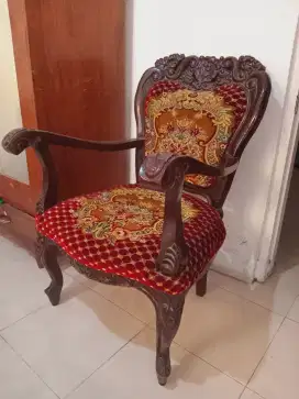 kursi ukiran klasik dengan bahan kayu jati berkualitas, kokoh dan awet