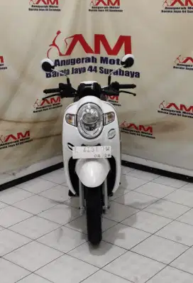 Honda scoopy stylish Tahun 2018 warna putih