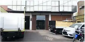 Gedung  3 lantai dan gudang dekat gerbang tol toha