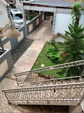 Rumah Petak dengan taman & parkir