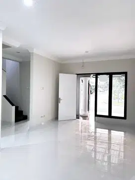 DIJUAL RUMAH MURAH 2 LANTAI SUDAH RENOVASI TOTAL DI CLUSTER TENGAH!