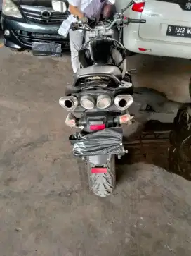 Suzuki GSR 600 warna hitam