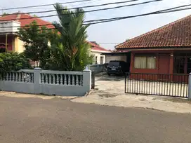 Disewakan Rumah dengan Taman Luas Di Kayumanis Bogor