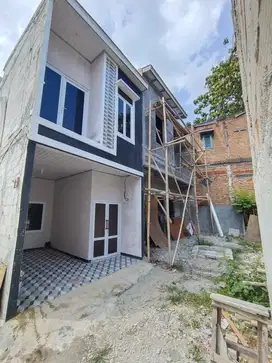 Rumah baru 2 lantai  masuk mobil murah shm 450 juta