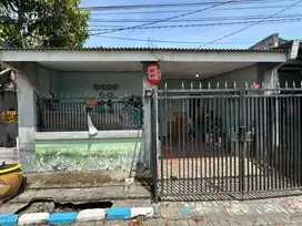 RUMAH DI KELURAHAN BRINGKANG, MENGANTI GRESIK