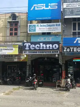 Pekerja wanita (customer service)