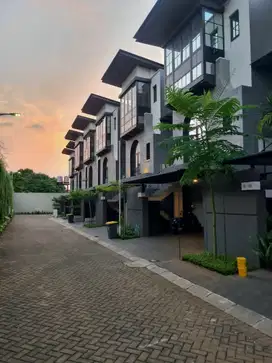 Rumah Dijual Cilandak Timur. Private Townhouse. Eksklusif Dkt Kemang
