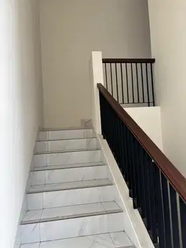 Dijual rumah mewah suvarna sutera , semi furnish dekat dengan tol