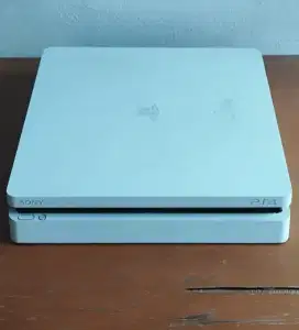 PS4 slim putih 500Gb+2 stik ori mesin+kardus+bonus 1 disc game