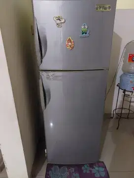 Kulkas bekas 2 pintu masih bagus,atas bawah masih dingin