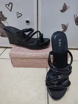 Sendal wedges XML like new
