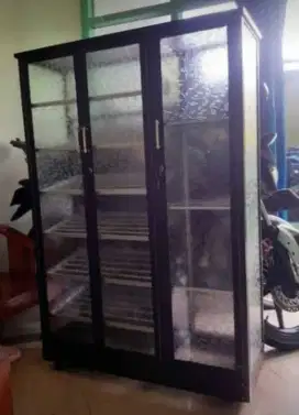 Rak Sepatu Aluminium 3 Pintu Frame Coklat Kaca Es 7 Susun + Roda
