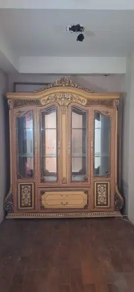 Lemari Hias Kaca Classic Mewah Istimewa