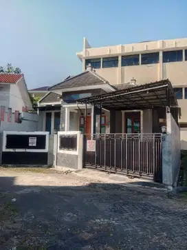 Disewakan rumah murah pinggir jalan raya