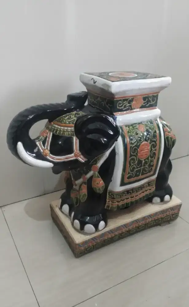 Keramik gajah duduk sepasang