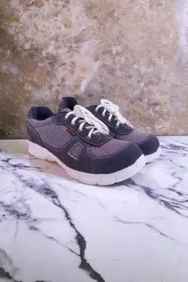 Pengrajin sepatu boots prada Mojokerto